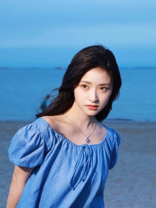 沈月穿蓝色连衣裙海边拍照 笑容甜美氛围感拉满
