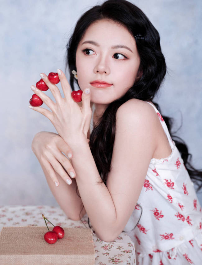 赵今麦卷发搭配碎花吊带裙 清新俏皮少女感满满
