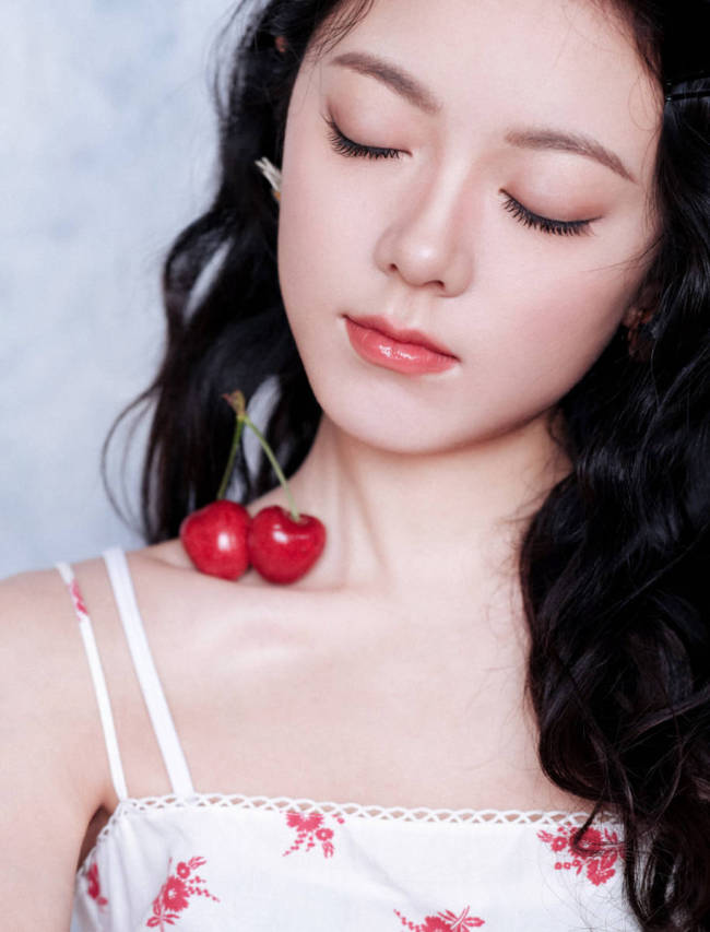 赵今麦卷发搭配碎花吊带裙 清新俏皮少女感满满