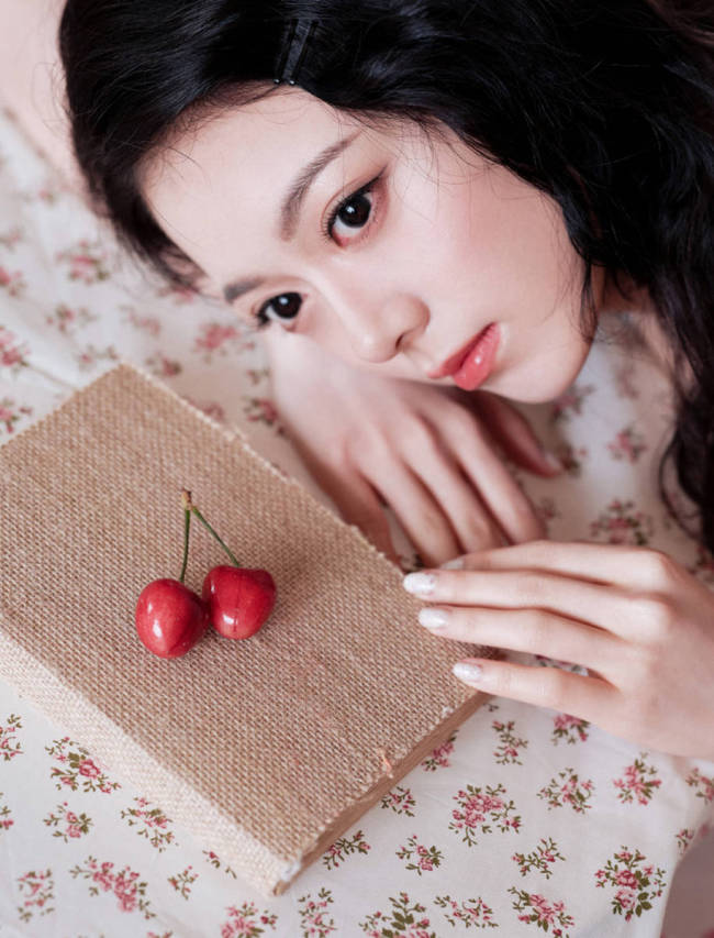 赵今麦卷发搭配碎花吊带裙 清新俏皮少女感满满