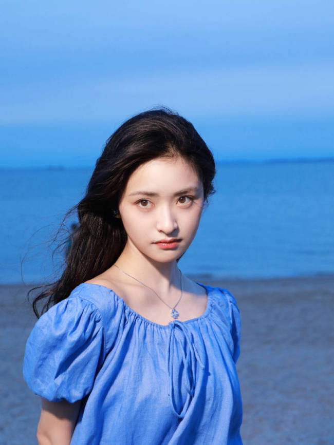 沈月穿蓝色连衣裙海边拍照 笑容甜美氛围感拉满