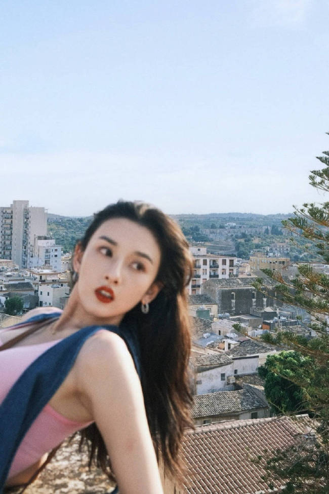 宋祖儿穿粉色吊带身材超好 红唇黑发笑容明媚