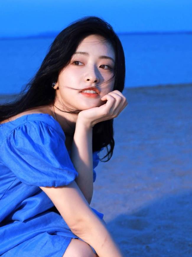 沈月穿蓝色连衣裙海边拍照 笑容甜美氛围感拉满