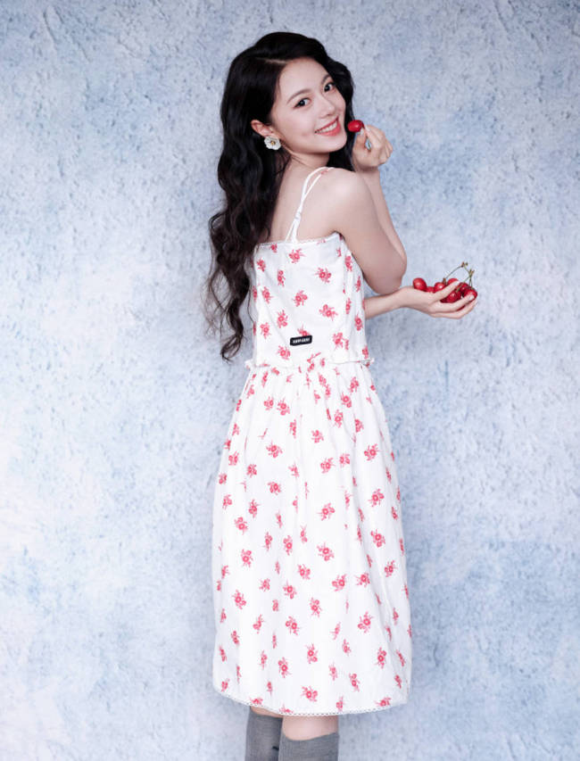 赵今麦卷发搭配碎花吊带裙 清新俏皮少女感满满