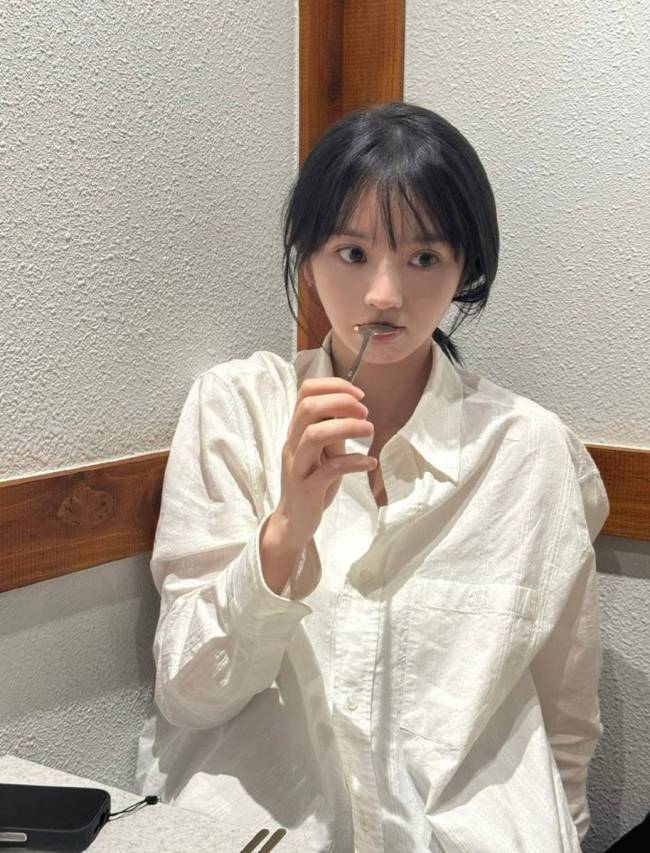 田曦薇晒生活日常超治愈 状态松弛搞怪可爱