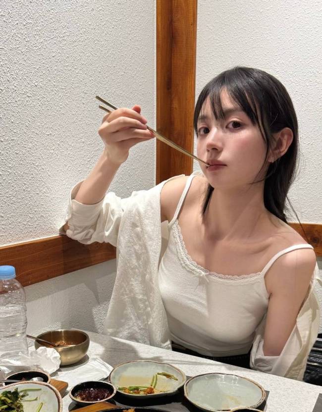 田曦薇晒生活日常超治愈 状态松弛搞怪可爱