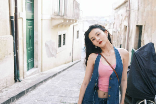 宋祖儿穿粉色吊带身材超好 红唇黑发笑容明媚