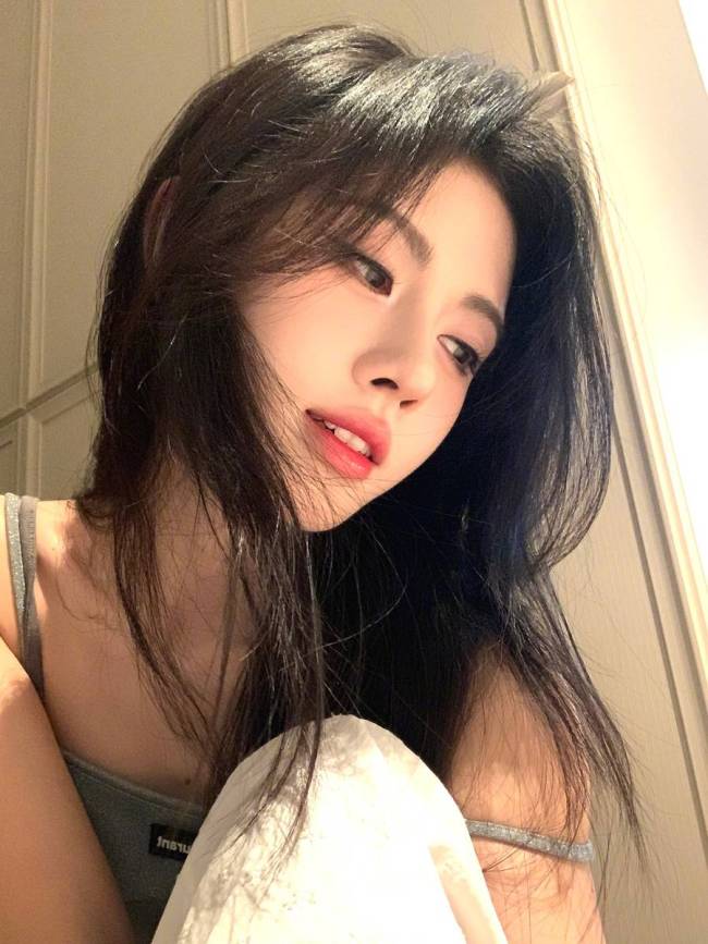 鞠婧祎穿吊带身材纤细锁骨吸睛 对镜甜笑又纯又欲