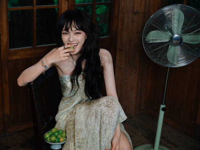 文淇穿印花串珠裙搭配长卷发 气质清冷文艺范十足