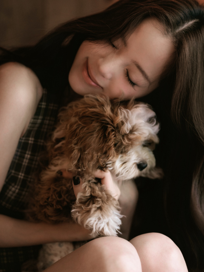 欧阳娜娜抱可爱萌犬拍照好养眼