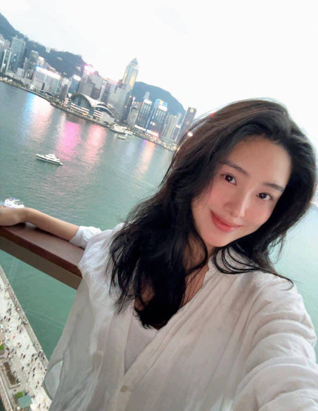 杨采钰晒近照穿衬衫小腹平坦 疑似已生产完