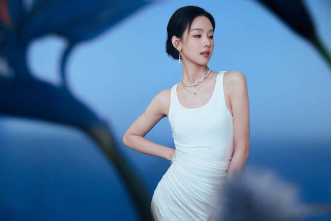 陈都灵穿紧身长裙气质清冷 展露曼妙身姿曲线迷人