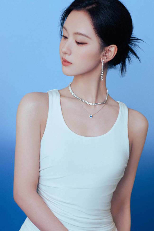 陈都灵穿紧身长裙气质清冷 展露曼妙身姿曲线迷人