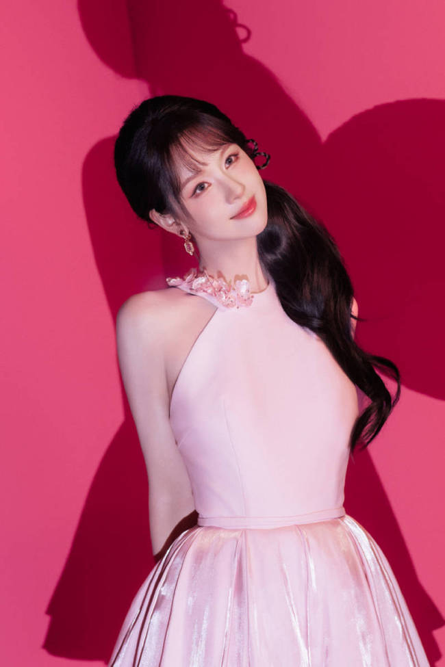 陈都灵粉衣娇嫩可爱 爱心编发活力足少女感拉满