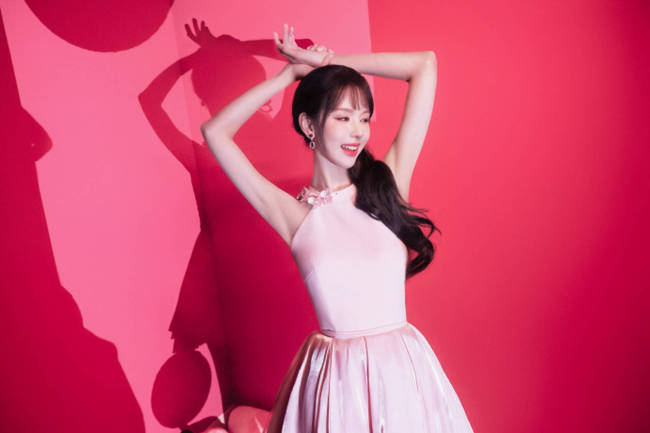 陈都灵粉衣娇嫩可爱 爱心编发活力足少女感拉满