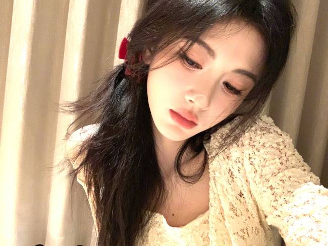 鞠婧祎晒居家怼脸自拍照 对镜头wink少女感十足