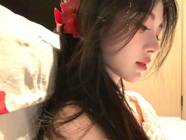 鞠婧祎晒居家怼脸自拍照 对镜头wink少女感十足