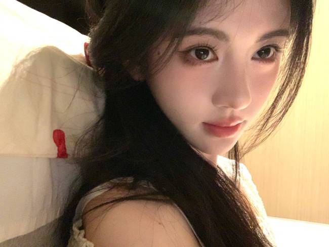 鞠婧祎晒居家怼脸自拍照 对镜头wink少女感十足