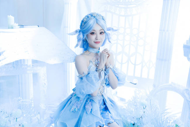 祝绪丹化身精灵纯欲妩媚 闭目祈祷气质灵动明媚