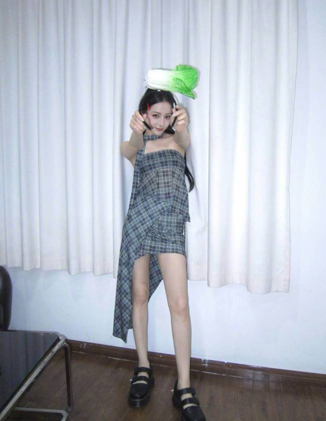 迪丽热巴戴丝巾穿蝴蝶纹丝袜 又美又帅氛围拉满