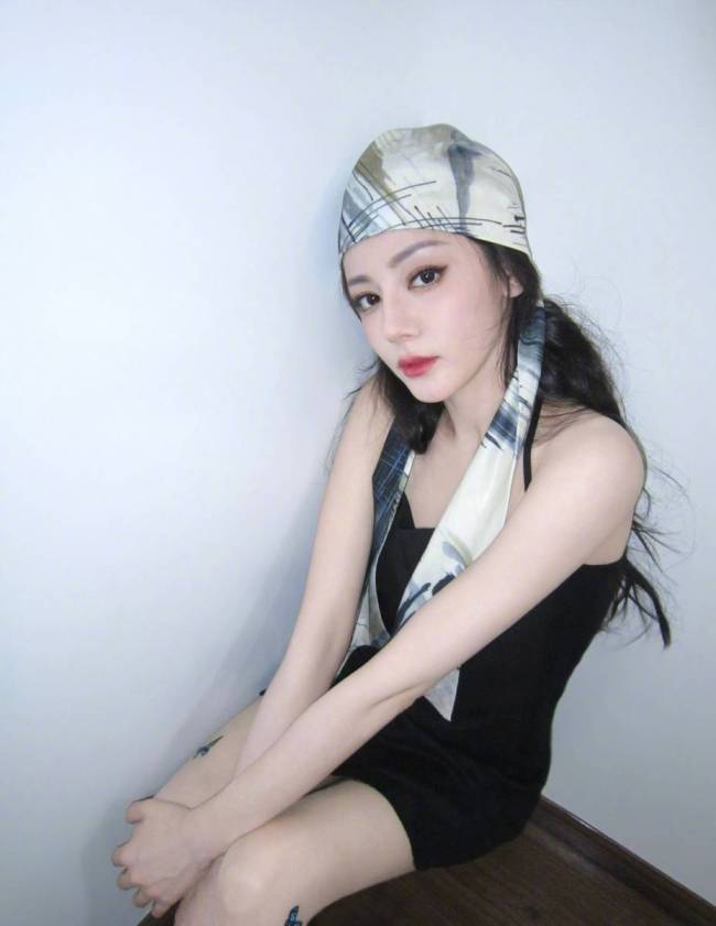 迪丽热巴戴丝巾穿蝴蝶纹丝袜 又美又帅氛围拉满