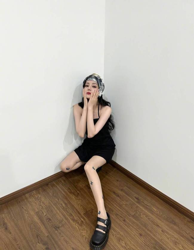 迪丽热巴戴丝巾穿蝴蝶纹丝袜 又美又帅氛围拉满