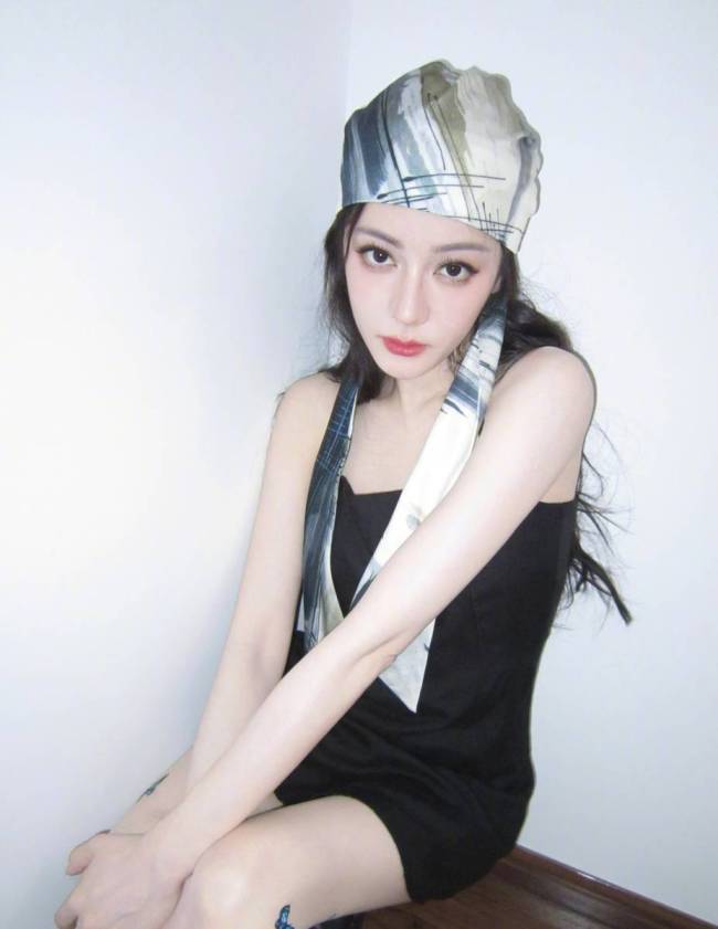 迪丽热巴戴丝巾穿蝴蝶纹丝袜 又美又帅氛围拉满