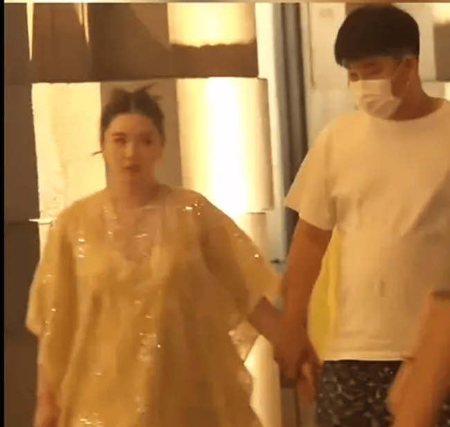 阚清子穿纱裙和老公牵手散步 孕肚明显气色不错