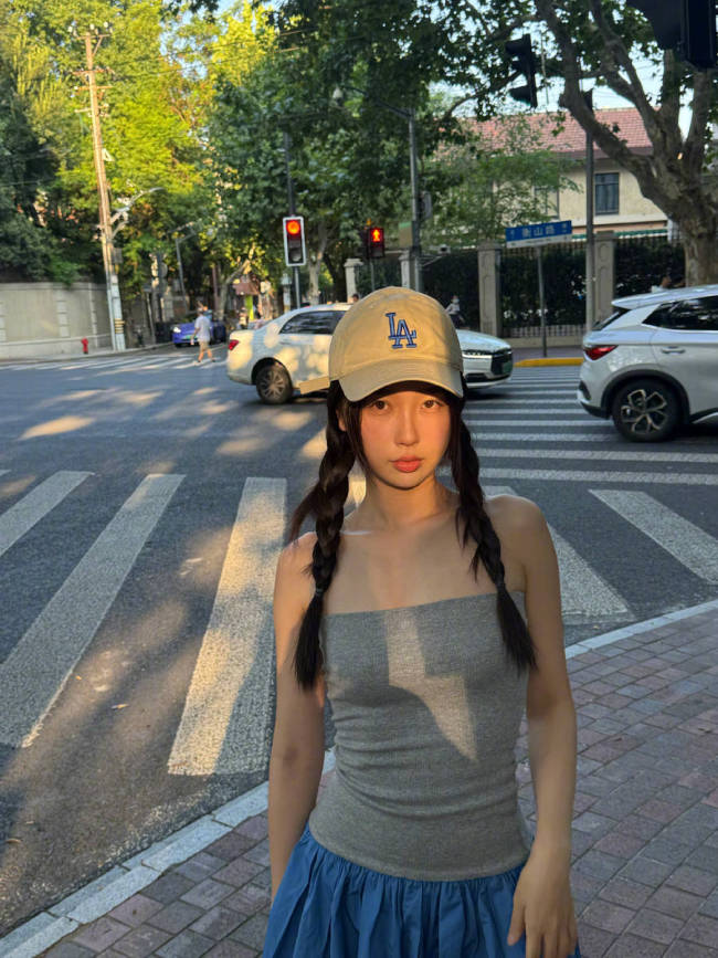 虞书欣晒街头随拍美照！与朋友约会聚餐笑容明媚