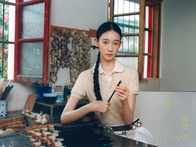 张艺凡麻花辫造型少女感十足 做手工状态认真