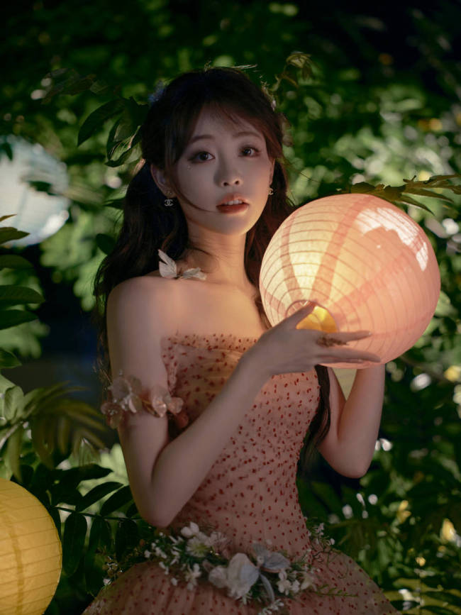 祝绪丹身穿吊带裙纯欲感拉满 手捧灯笼美背诱人