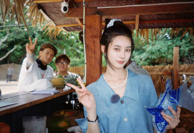 黄子韬徐艺洋晒照秀恩爱 两人亲密贴贴恩爱有加