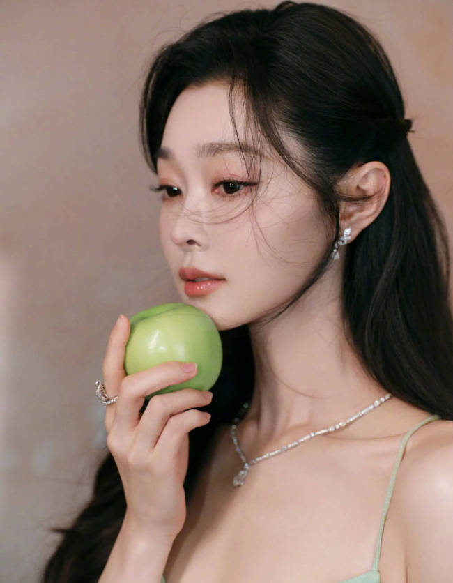宋轶身穿吊带裙锁骨精致 看向镜头眼眸深邃