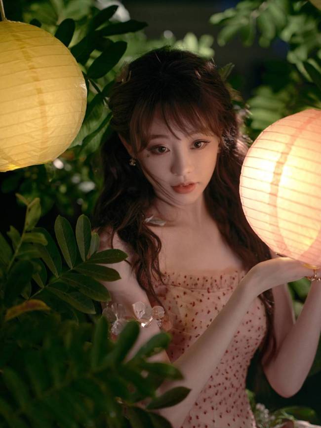 祝绪丹身穿吊带裙纯欲感拉满 手捧灯笼美背诱人