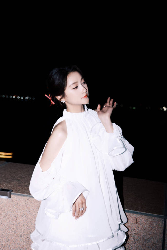 关晓彤拍海边夜幕大片！穿小白裙大方秀美腿超吸睛