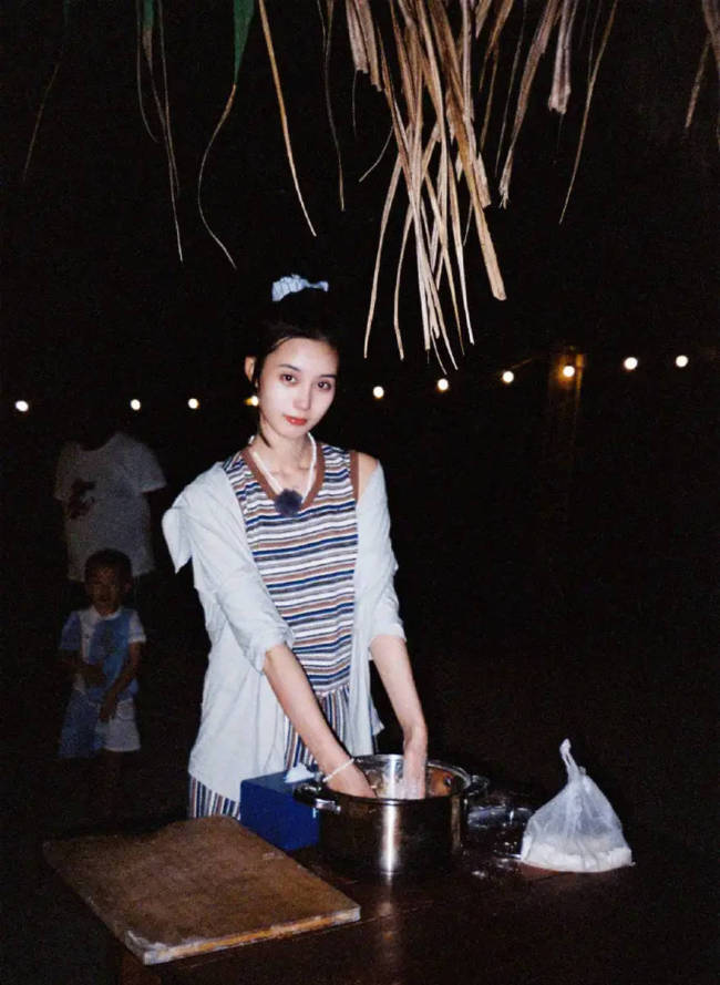 黄子韬徐艺洋晒照秀恩爱 两人亲密贴贴恩爱有加