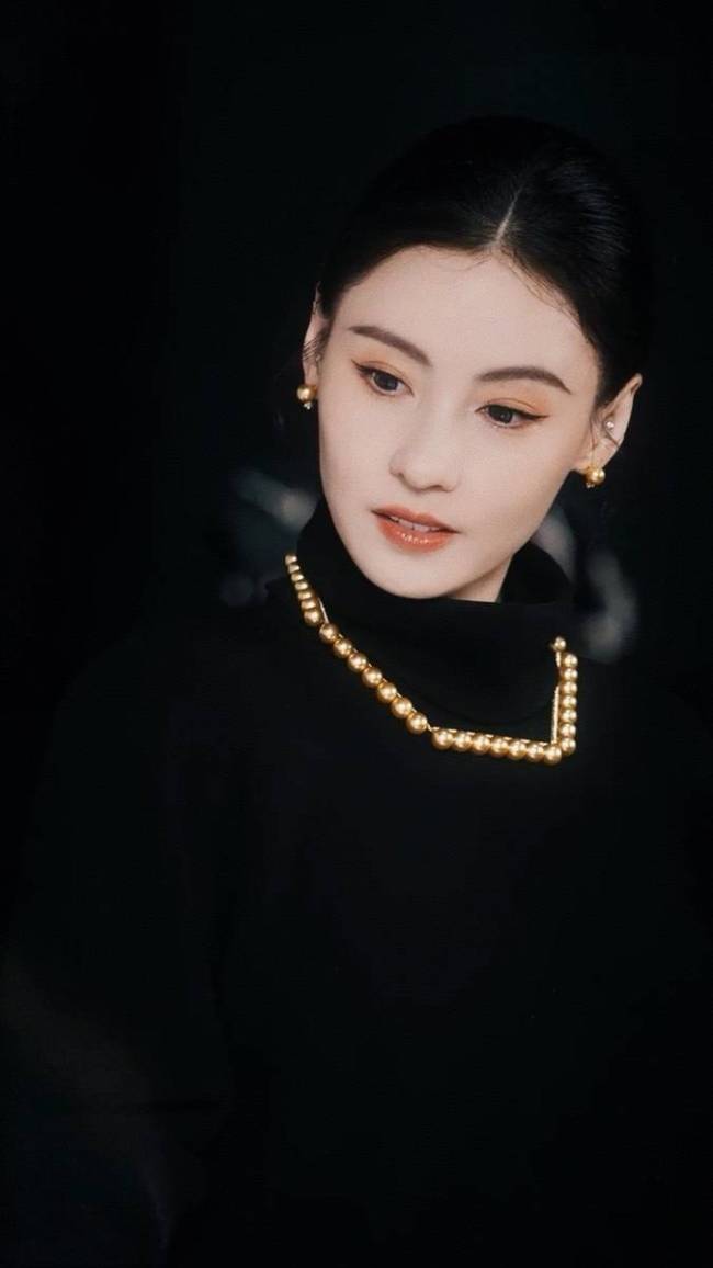 张柏芝深V黑色礼服红唇吸睛 一袭黑裙勾勒曼妙身姿