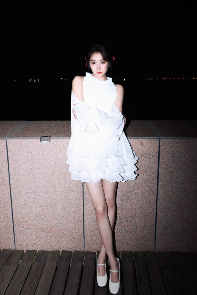 关晓彤拍海边夜幕大片！穿小白裙大方秀美腿超吸睛