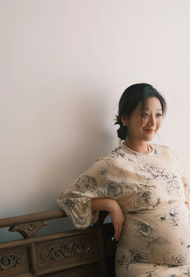 乔杉抱老婆三胎孕肚笑容灿烂！一家四口合影好有爱