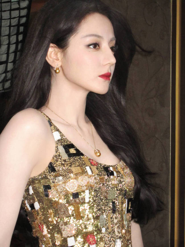迪丽热巴穿吊带裙光彩照人！秒变复古大美女超养眼