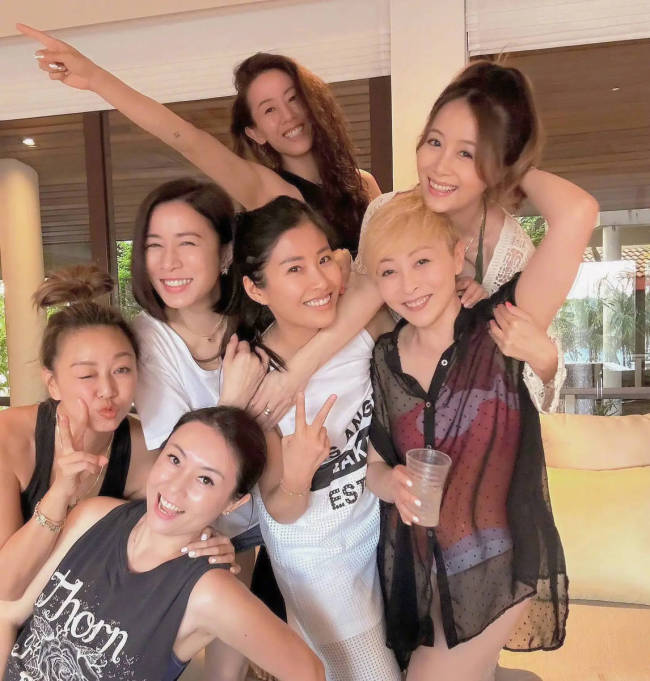 佘诗曼晒TVB“七魔女”聚会照 姐妹们合影感情甜蜜