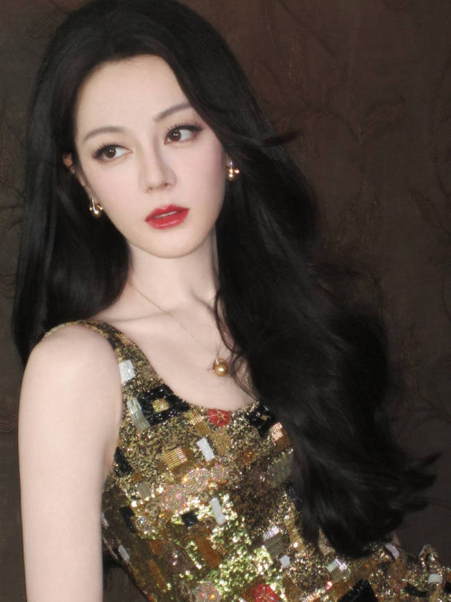迪丽热巴穿吊带裙光彩照人！秒变复古大美女超养眼