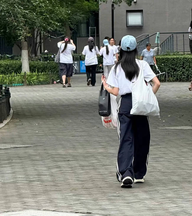 黄杨钿甜现身中央戏剧学院办理入学手续