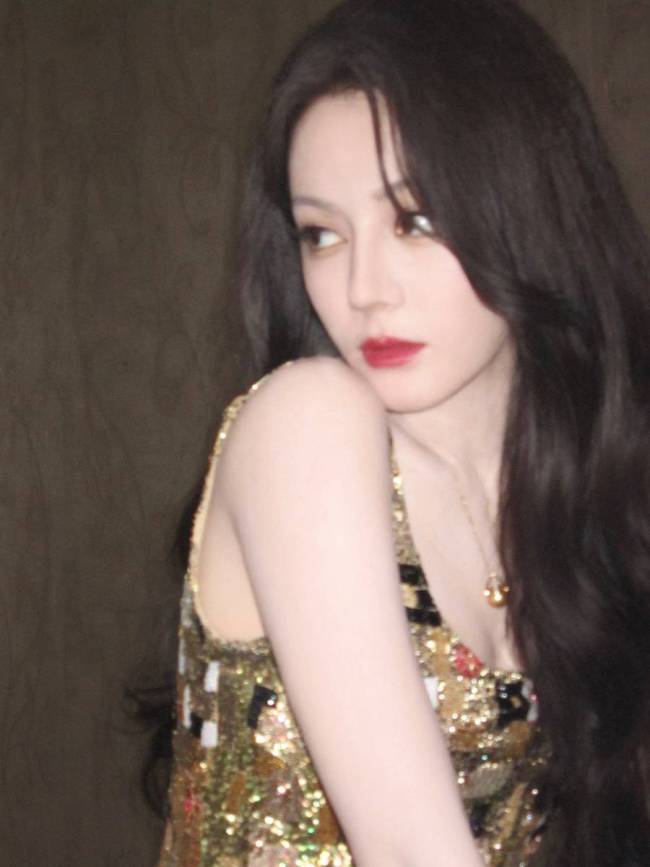 迪丽热巴穿吊带裙光彩照人！秒变复古大美女超养眼
