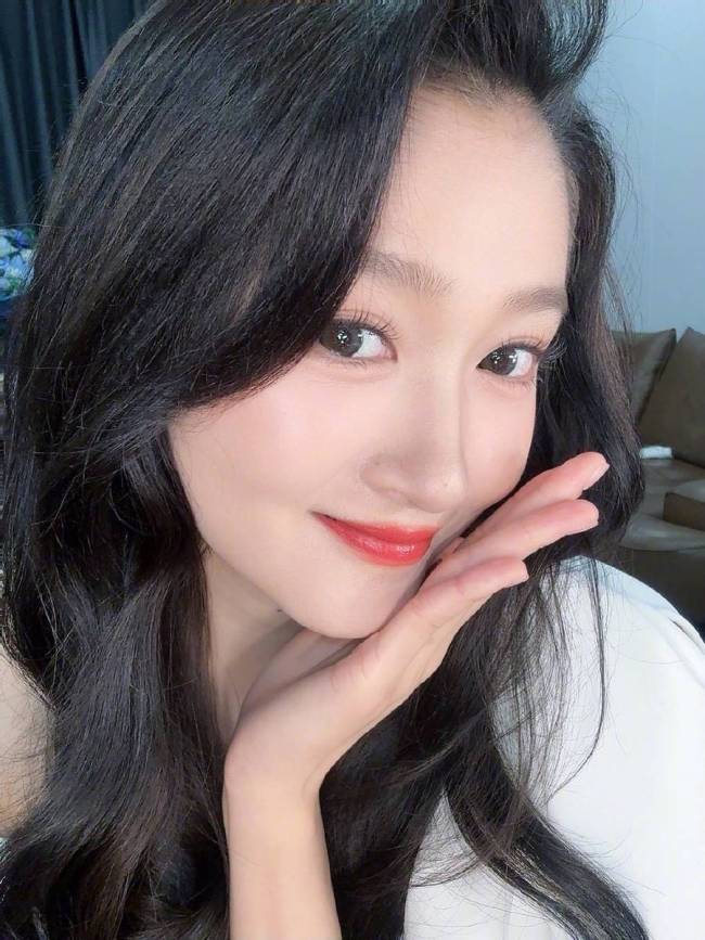 关晓彤360度展示新美甲！脸颊比心笑容甜美似少女
