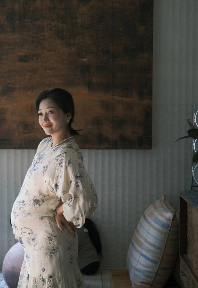 乔杉抱老婆三胎孕肚笑容灿烂！一家四口合影好有爱