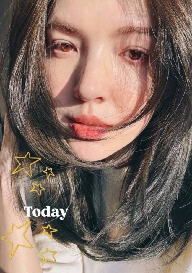 许玮甯产后首晒自拍照！皮肤紧致光滑状态好