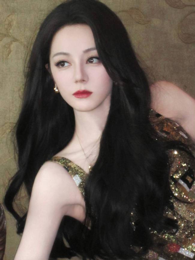 迪丽热巴穿吊带裙光彩照人！秒变复古大美女超养眼