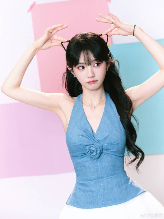 田曦薇吊带配短裙清纯阳光 笑容甜美表情灵动俏皮