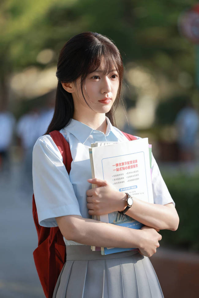 包上恩校服造型清纯明媚 眼神忧郁化身青春女主角